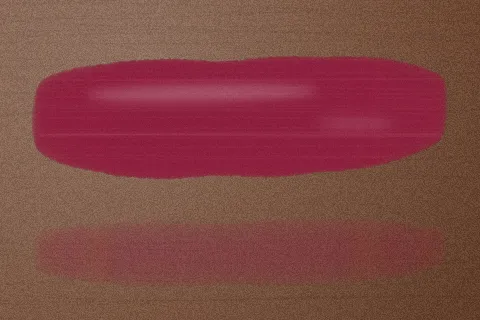 Swatch Son tint bóng Ớt Ngọt màu Đỏ Mận trên da ngăm đậm