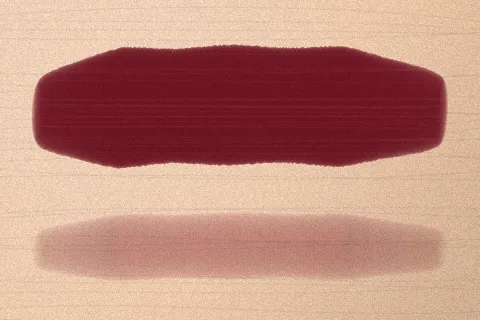 Swatch Son kem lì Ớt Cay màu Đỏ Rượu trên da sáng