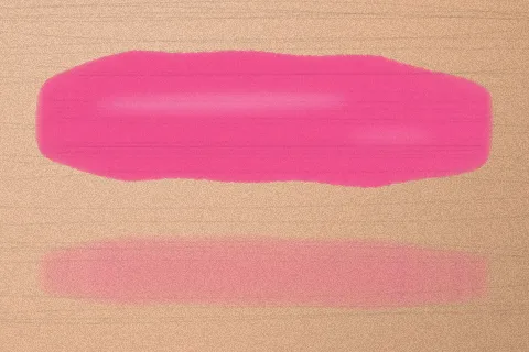 Swatch Son tint bóng Ớt Ngọt màu Hồng Kẹo trên da trung bình sáng
