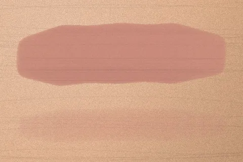Swatch Son kem lì Ớt Cay màu Nude Sữa trên da trung bình sáng