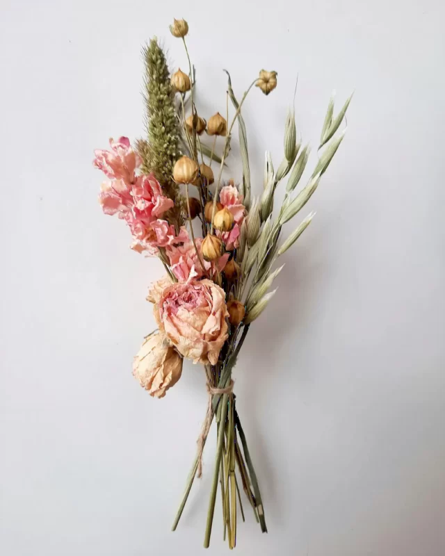 Bó hoa khô tông hồng nâu gồm cúc khô, lúa mạch, cỏ pampas