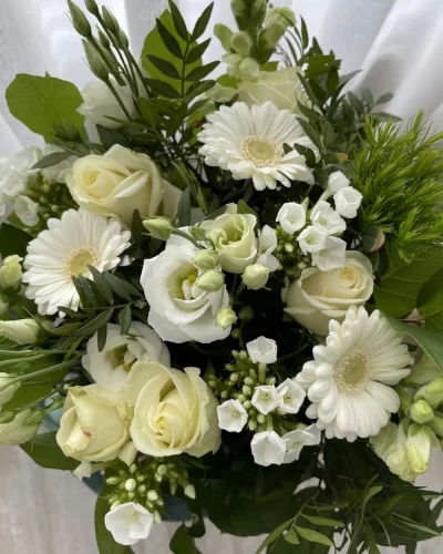 Cành hoa lisianthus trắng kem xen lá xanh dịu