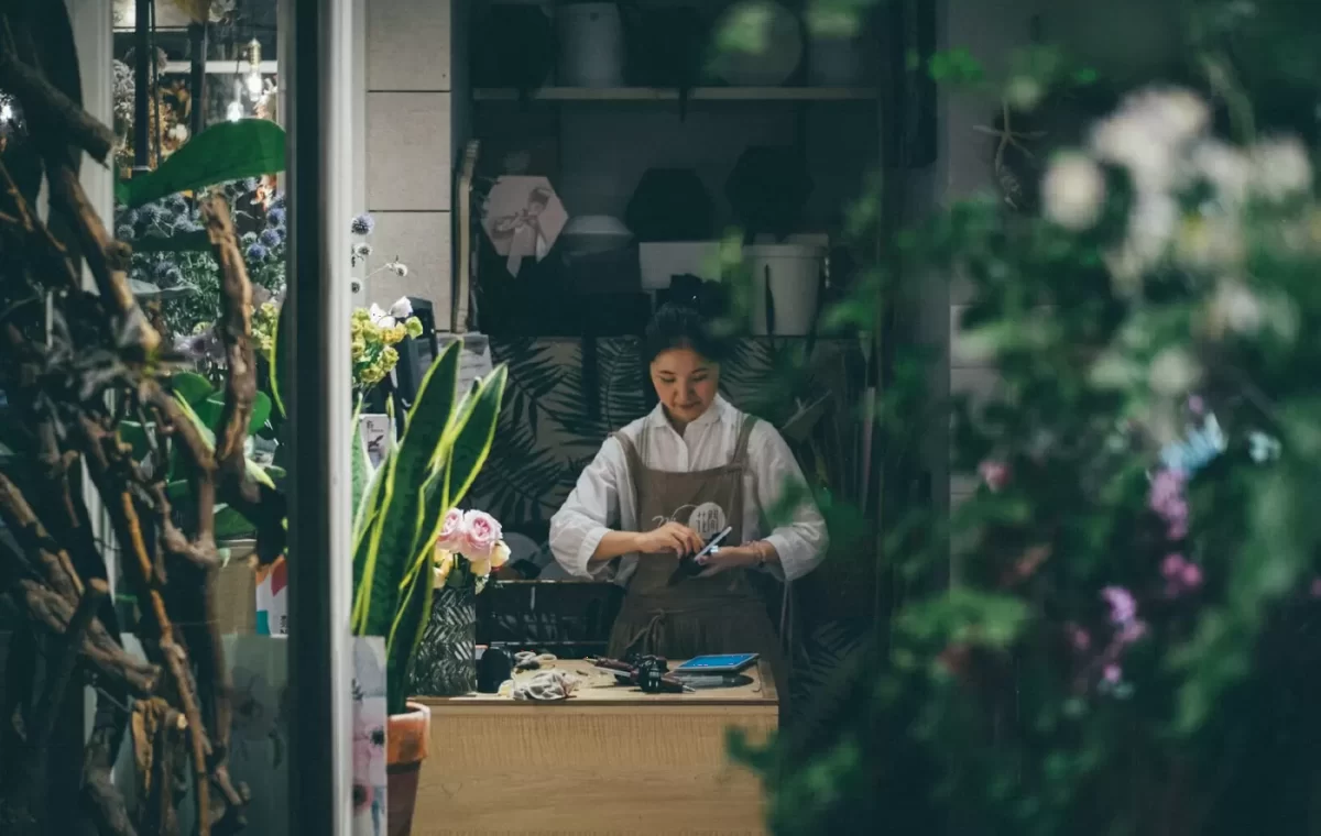 Thợ hoa cắm hoa tại quầy làm việc trong xưởng