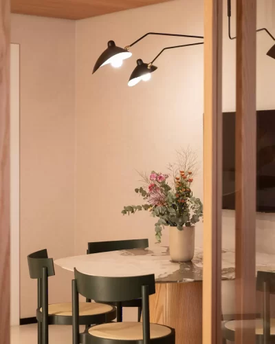 Góc làm việc có cây xanh và ánh sáng tự nhiên, nơi đặt bình hoa văn phòng