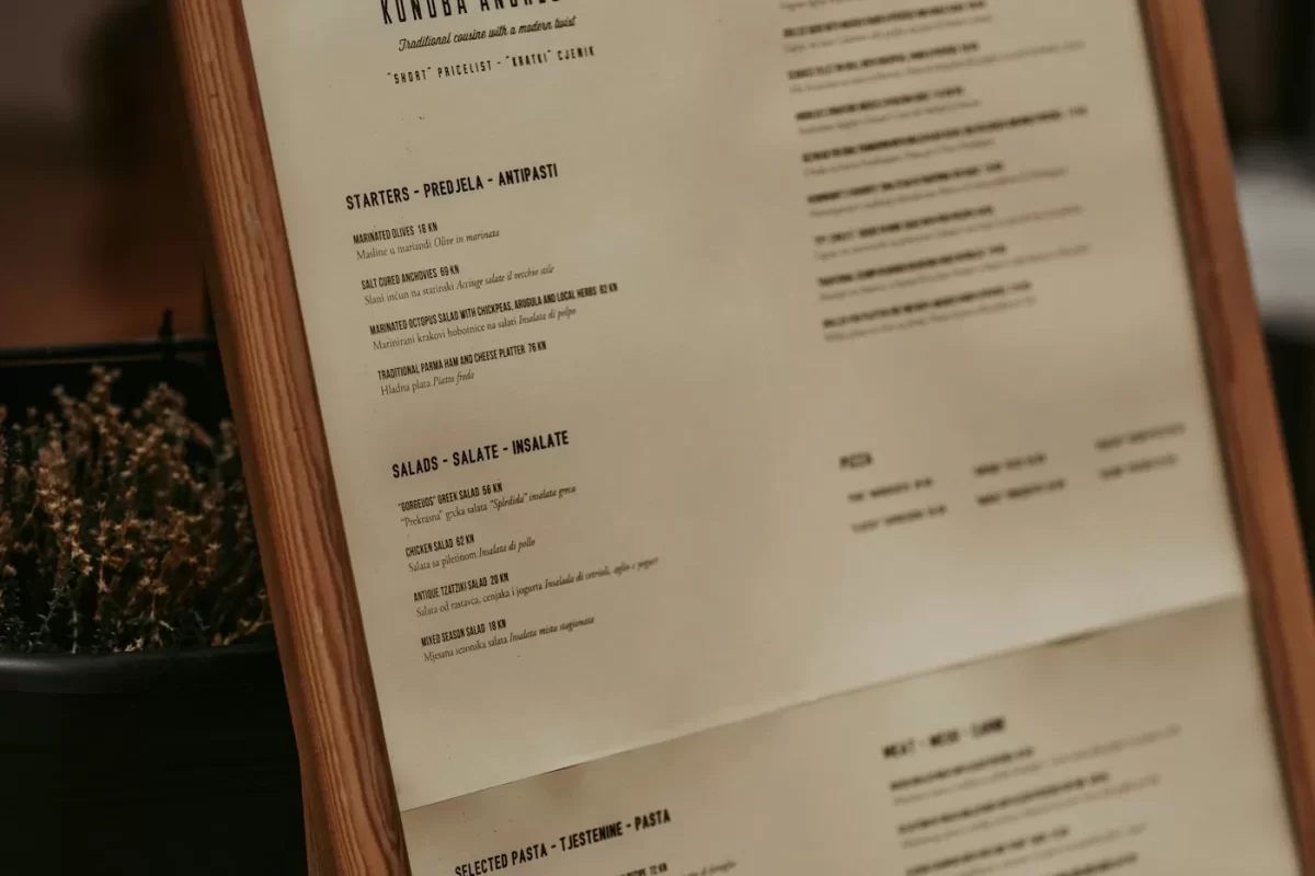 Menu bìa gỗ nhà hàng Lam – ảnh mẫu in (minh hoạ)