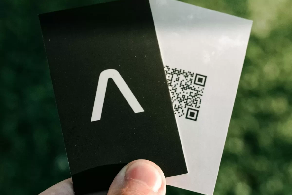 Name card đen mã QR Vecto – ảnh mẫu in (minh hoạ)