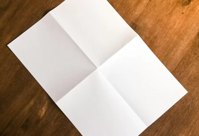 Giấy gấp thành phẩm trên bàn gia công