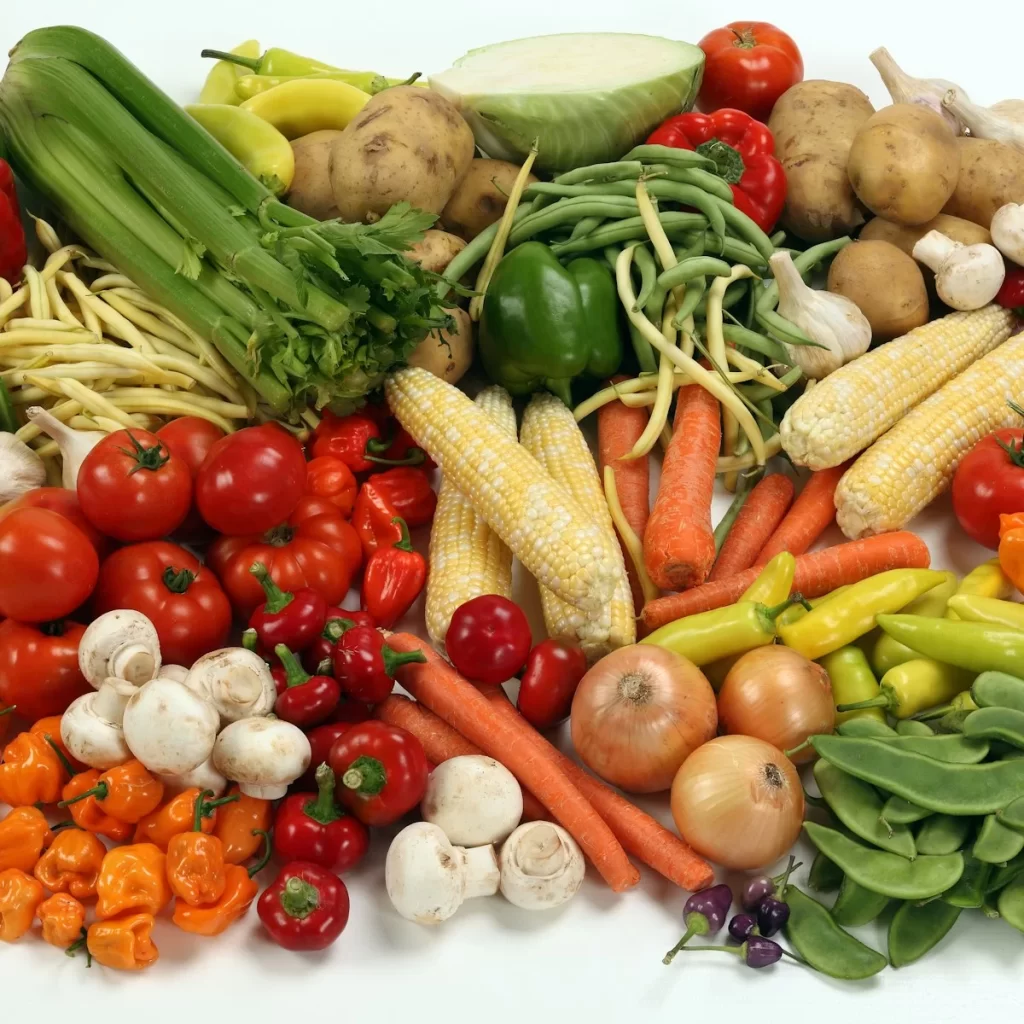 Nhiều loại rau củ quả tươi nhiều màu sắc xếp trên mặt bàn sáng nhìn từ trên xuống