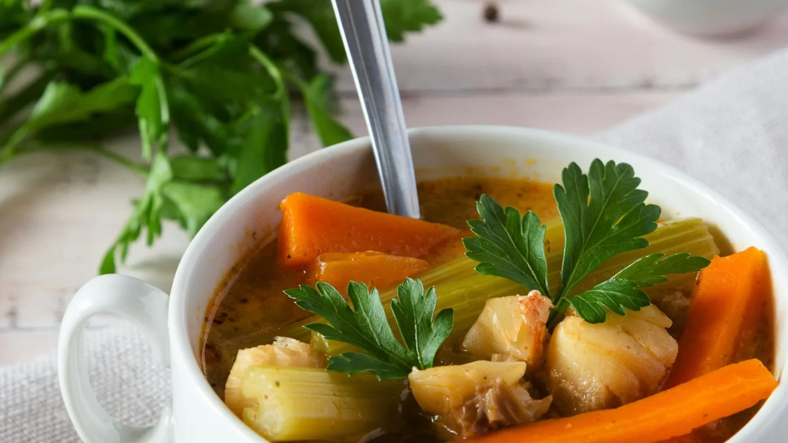 Bát canh rau củ hầm với cà rốt và rau thơm nóng hổi