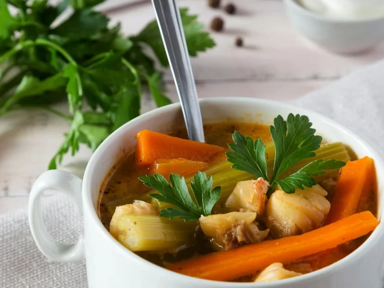 Canh su hào cà rốt hầm xương