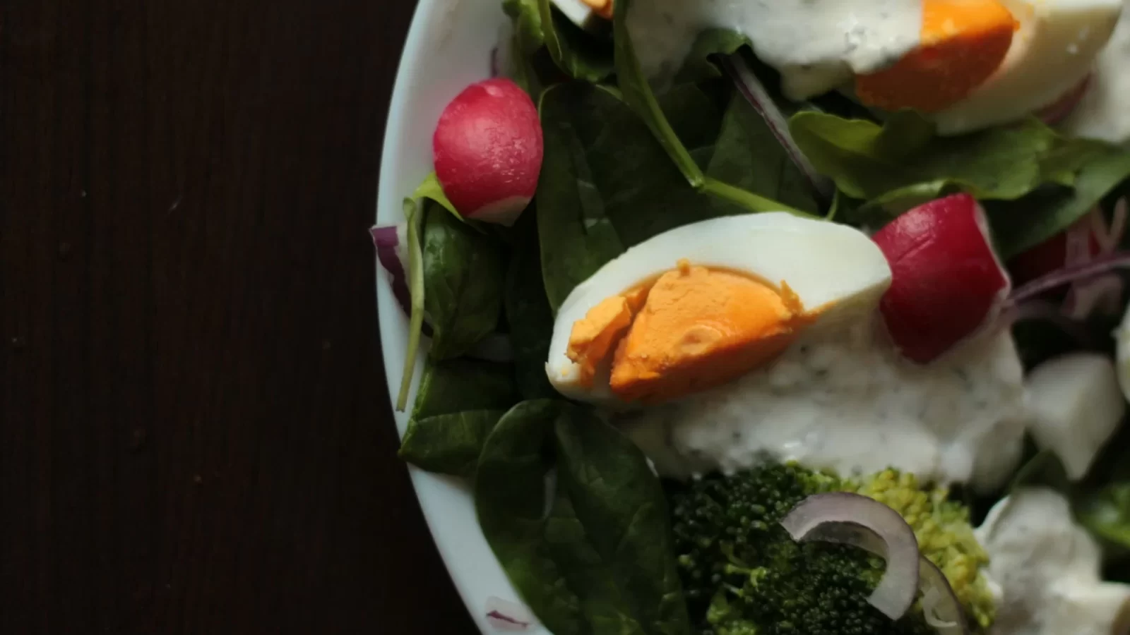 Đĩa salad rau xanh với trứng luộc cắt đôi và bông cải xanh