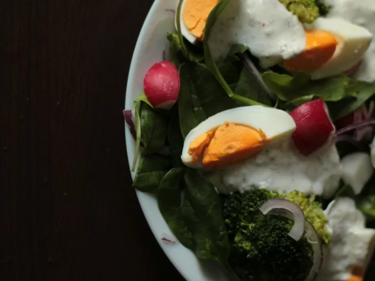 Salad cải kale trứng luộc lòng đào