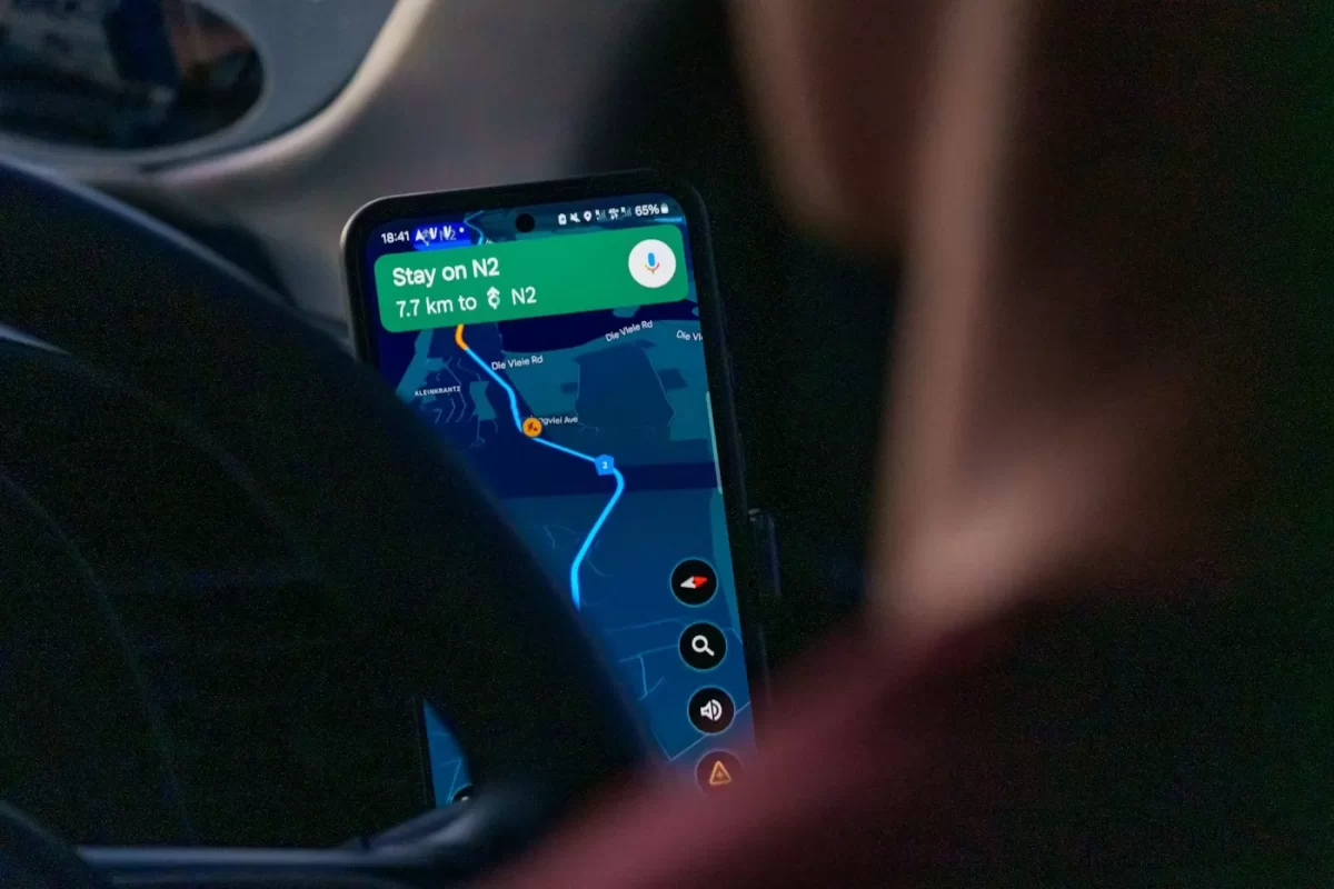 Điện thoại hiển thị bản đồ dẫn đường GPS với lộ trình màu xanh