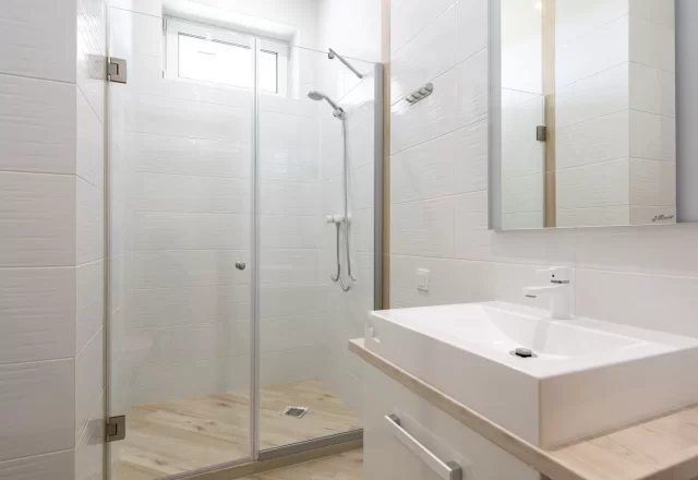 Sau khi vệ sinh: Phòng tắm biệt thự Thủ Đức hết cặn và mốc ron