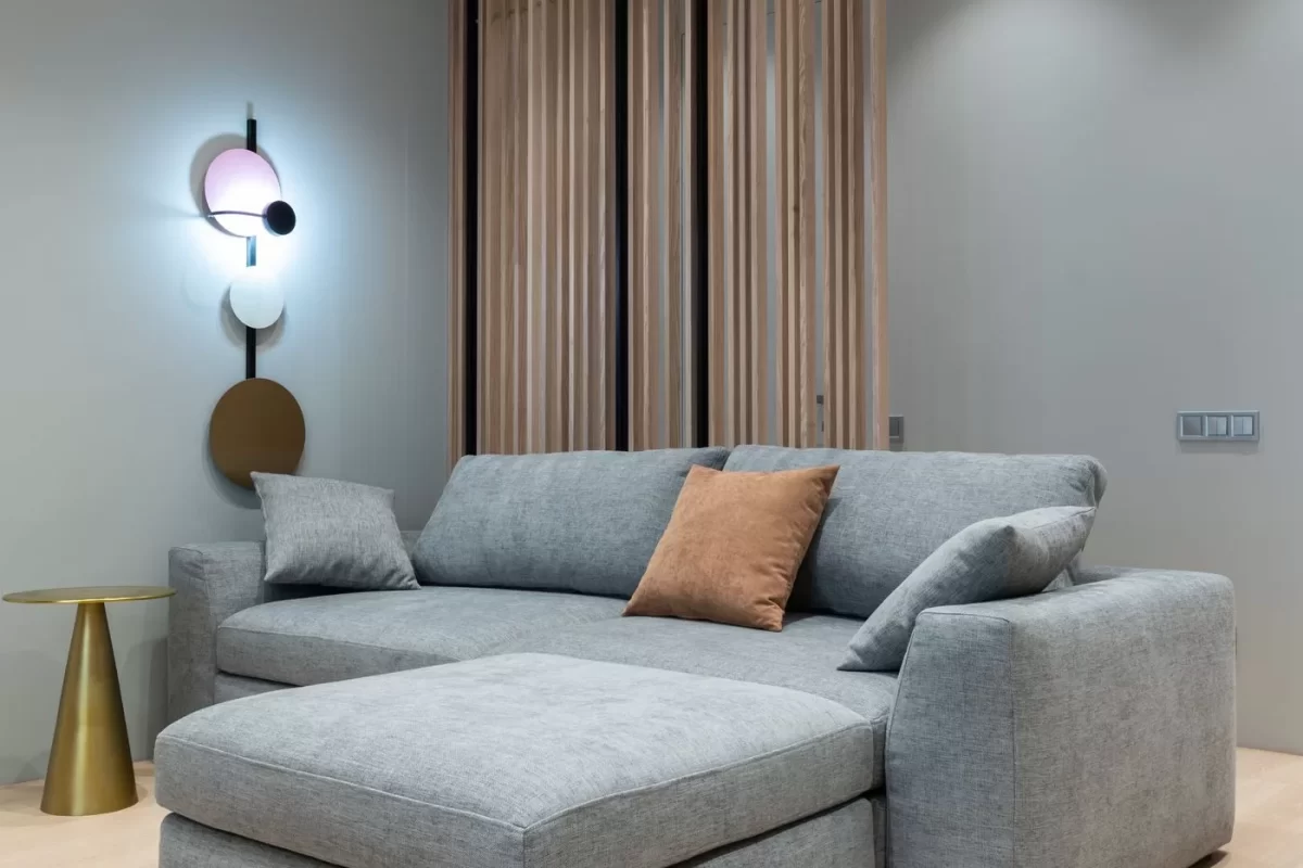 Sau khi vệ sinh: Sofa vải xám Phú Nhuận hết ố cà phê và mùi ẩm