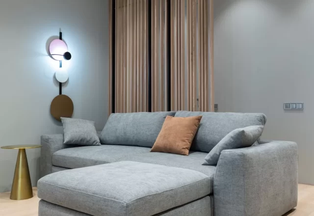 Sau khi vệ sinh: Sofa vải xám Phú Nhuận hết ố cà phê và mùi ẩm