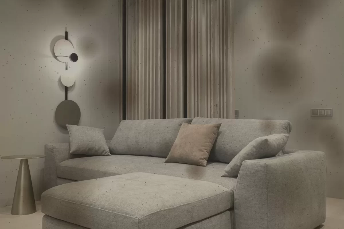 Trước khi vệ sinh: Sofa vải xám Phú Nhuận hết ố cà phê và mùi ẩm