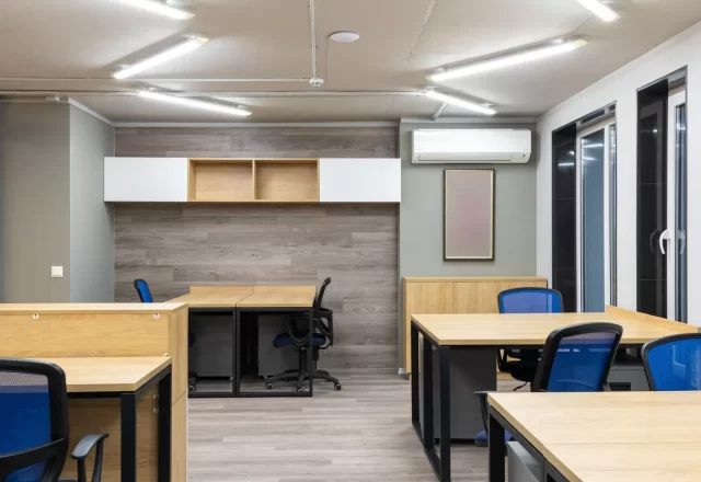 Sau khi vệ sinh: Văn phòng startup Thủ Đức, bàn làm việc mở