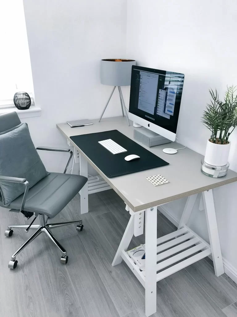 Bàn làm việc & ghế công thái học Studio