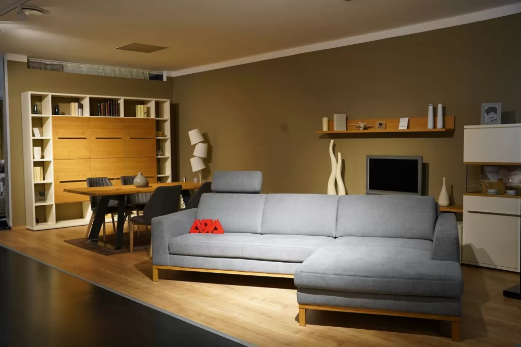 Showroom Sofa & Co. với sofa góc vải xám và bàn ăn