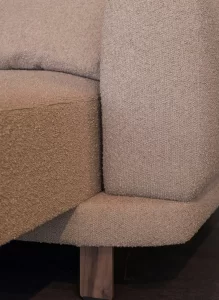 Cận cảnh vải bouclé màu be trên sofa