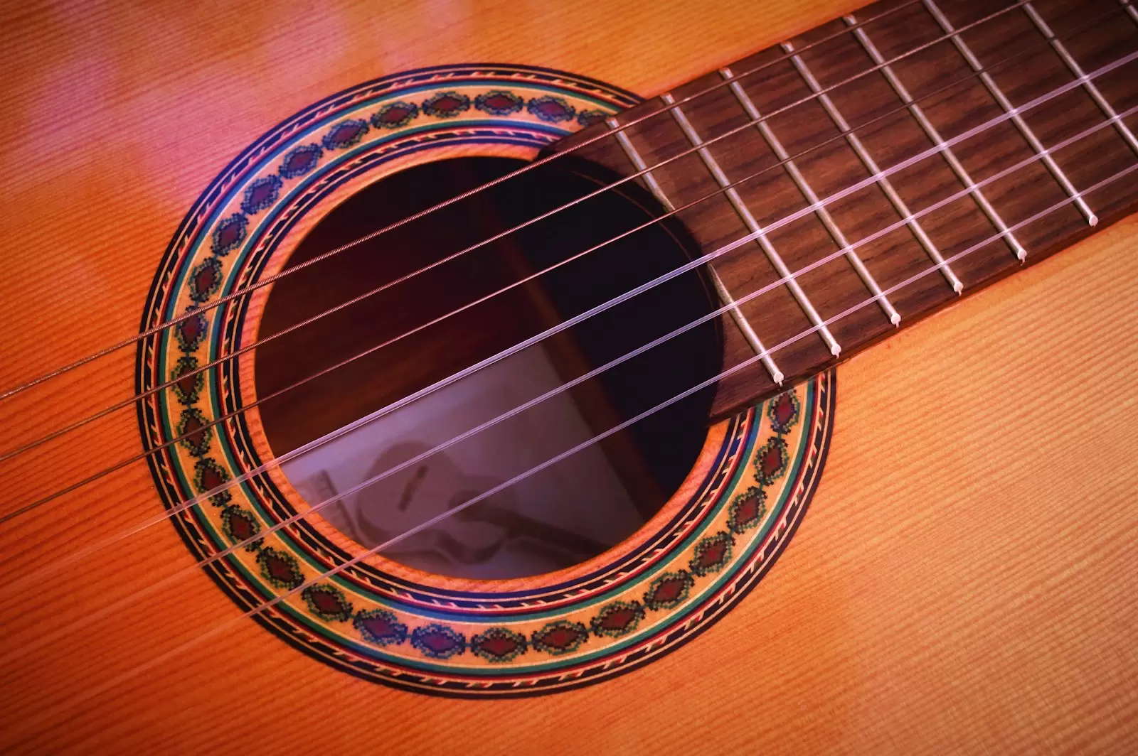 Cận cảnh thân đàn guitar acoustic gỗ nâu