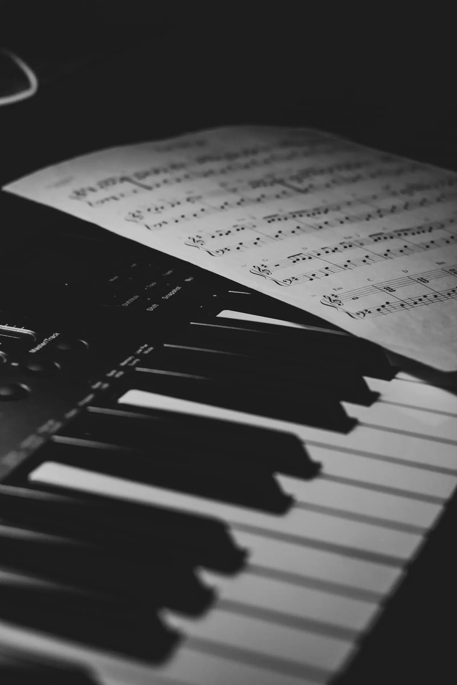 Bản nhạc đặt trên giá đàn trên phím piano