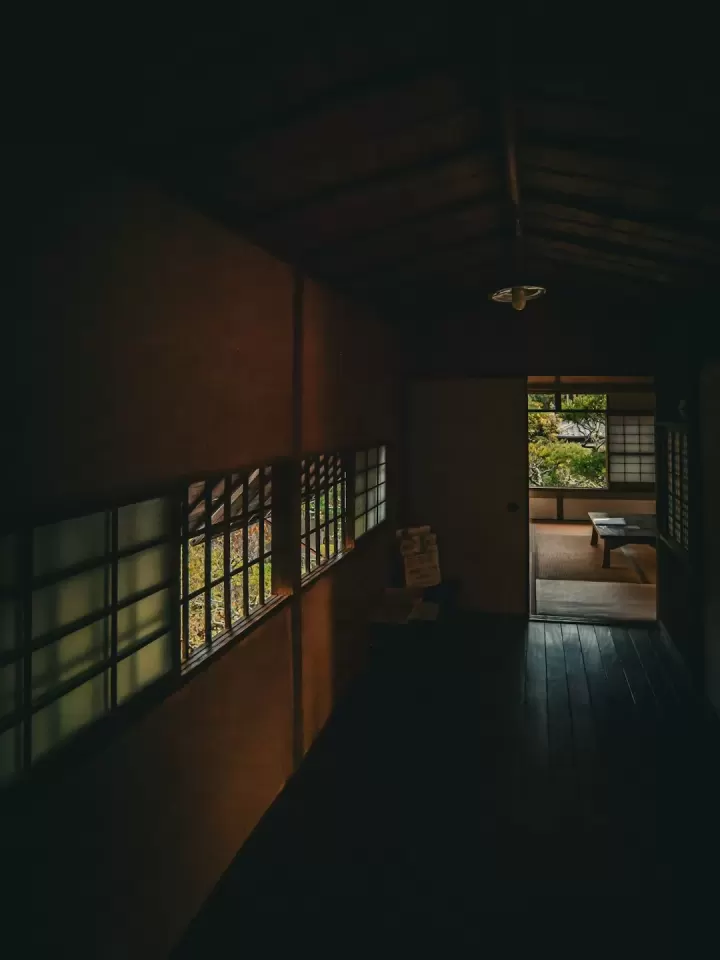 Hành lang gỗ tối, ô cửa nhìn ra vườn xanh ở chi nhánh Tây Hồ