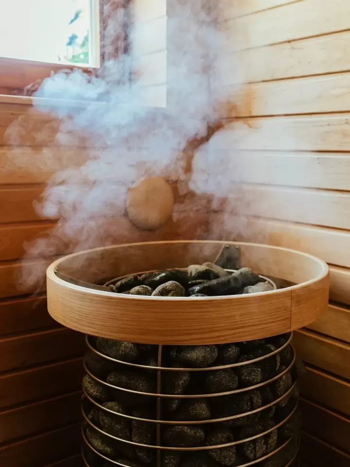 Hơi nước bốc lên từ đá nóng trong phòng xông gỗ