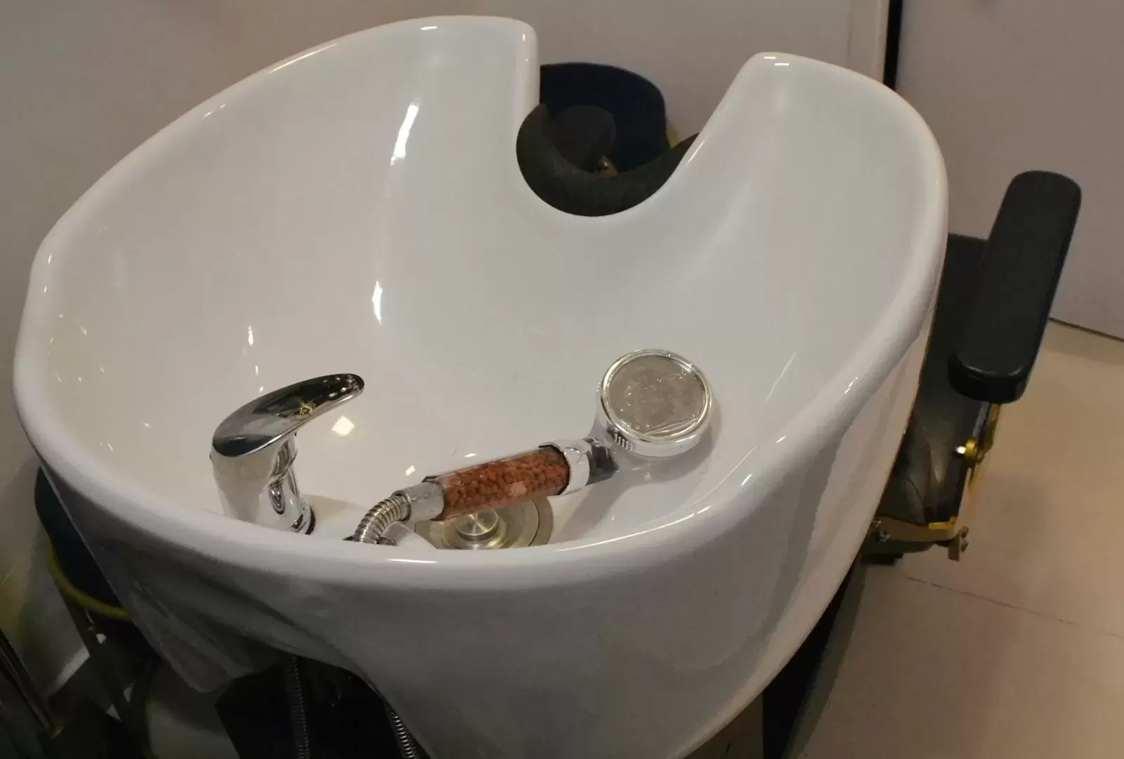 Khách nằm gội đầu, kỹ thuật viên xoa nhẹ da đầu bằng đầu ngón tay