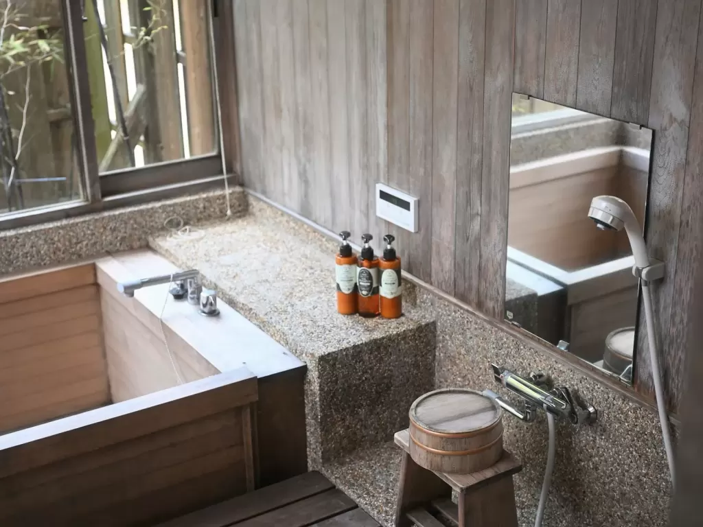 Phòng tắm gỗ với bồn ngâm và ghế đẩu nhỏ