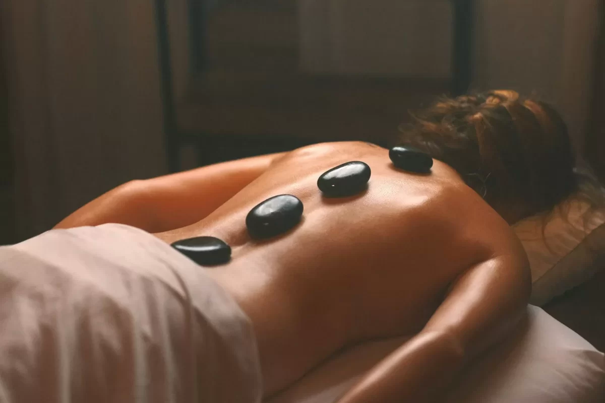 Phòng spa thảo mộc với đá nóng và tinh dầu