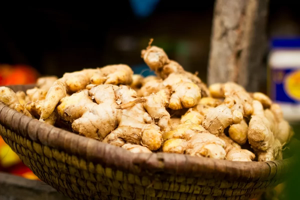 Rổ gừng tươi đặt ở chợ