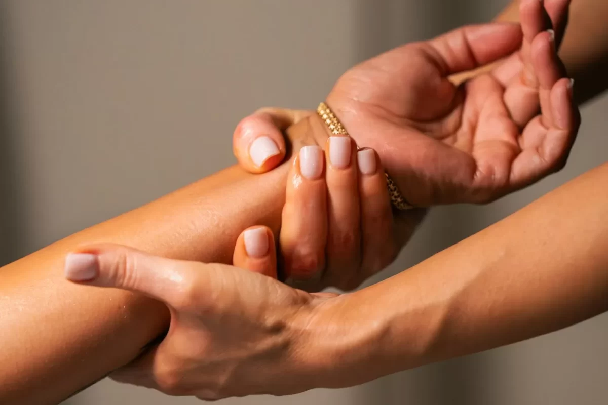 Khám và bắt mạch thể trạng tại Thảo An Đường: ảnh minh hoạ