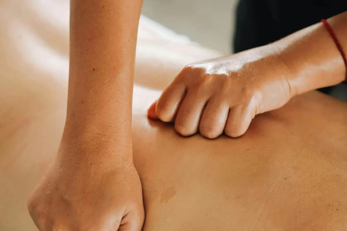 Minh hoạ chủ đề đau vai gáy theo Đông y
