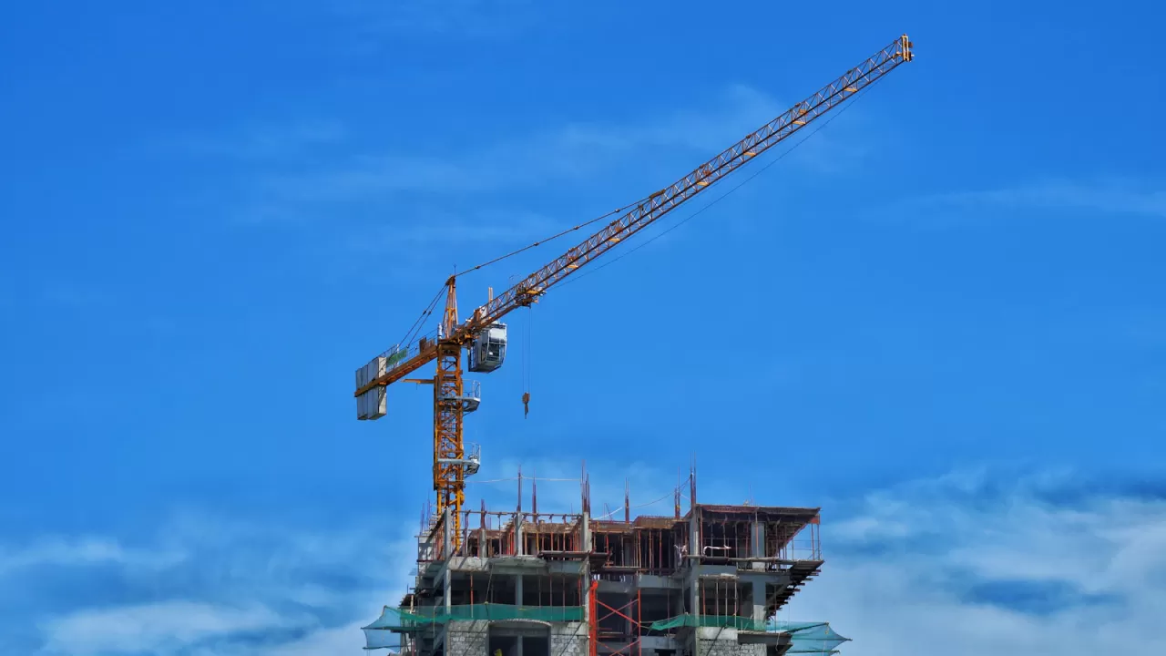 Cẩu đang nâng kết cấu công trình