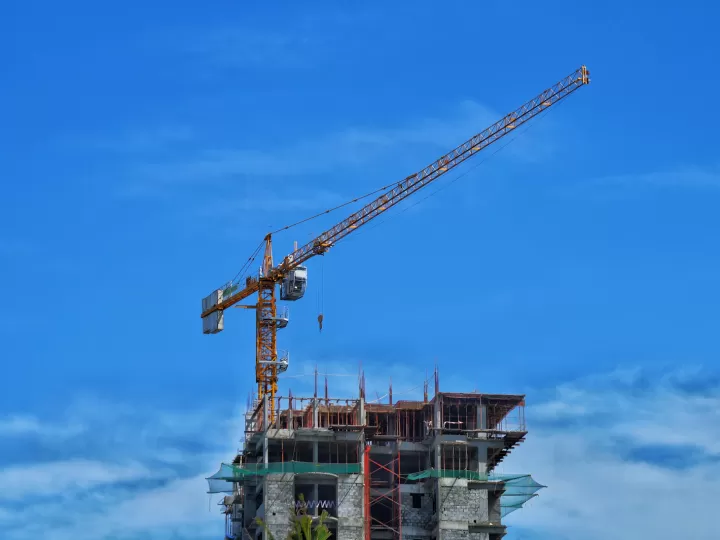 Cẩu đang nâng kết cấu công trình