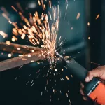 Công nhân dùng máy cắt cầm tay