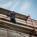 Công nhân làm việc trên giàn giáo mặt tiền