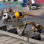 Công trình có xe trộn bê tông và máy đào