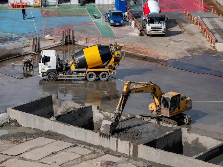 Công trình có xe trộn bê tông và máy đào