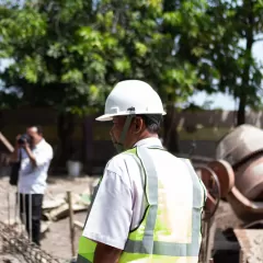 Kỹ sư đội mũ bảo hộ và áo phản quang
