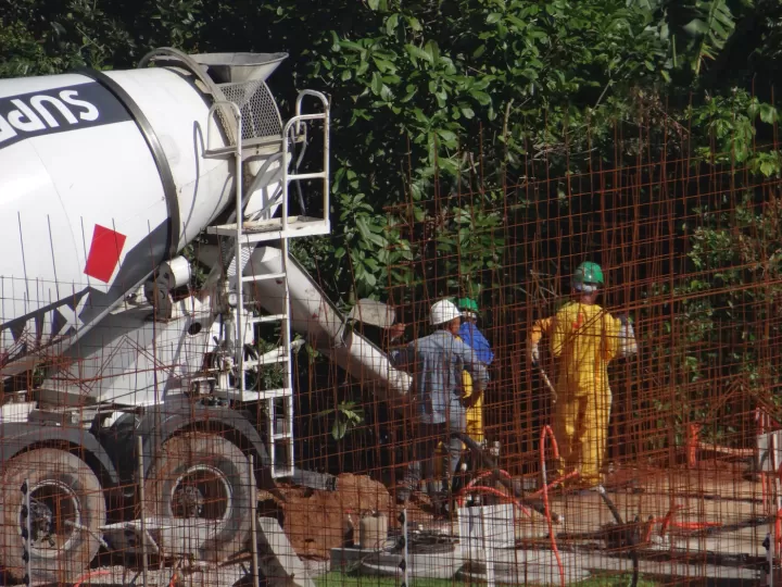 Kỹ thuật viên đứng cạnh máy bơm bê tông