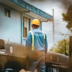 Kỹ thuật viên mặc áo phản quang tại công trình