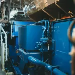 Máy nén khí trục vít lớn màu xanh trong xưởng