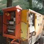 Máy phát điện công nghiệp màu vàng mở tủ điện