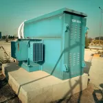 Máy phát điện vỏ chống ồn màu xanh đặt ven đường