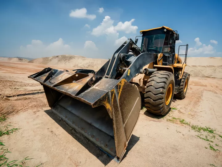 Máy xúc lật bánh lốp tại công trình xây dựng