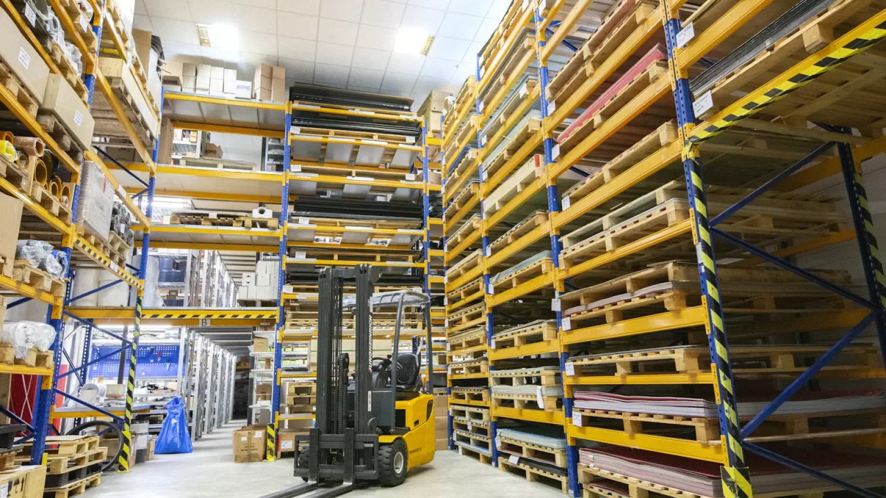 Nhà kho lớn chứa nhiều pallet hàng
