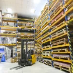 Nhà kho lớn chứa nhiều pallet hàng